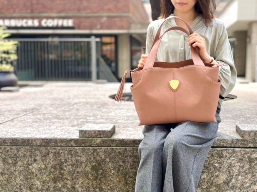 【返品不可】 アタオ バッグ ファンクヴィ アーモンド - ビジネスバッグ