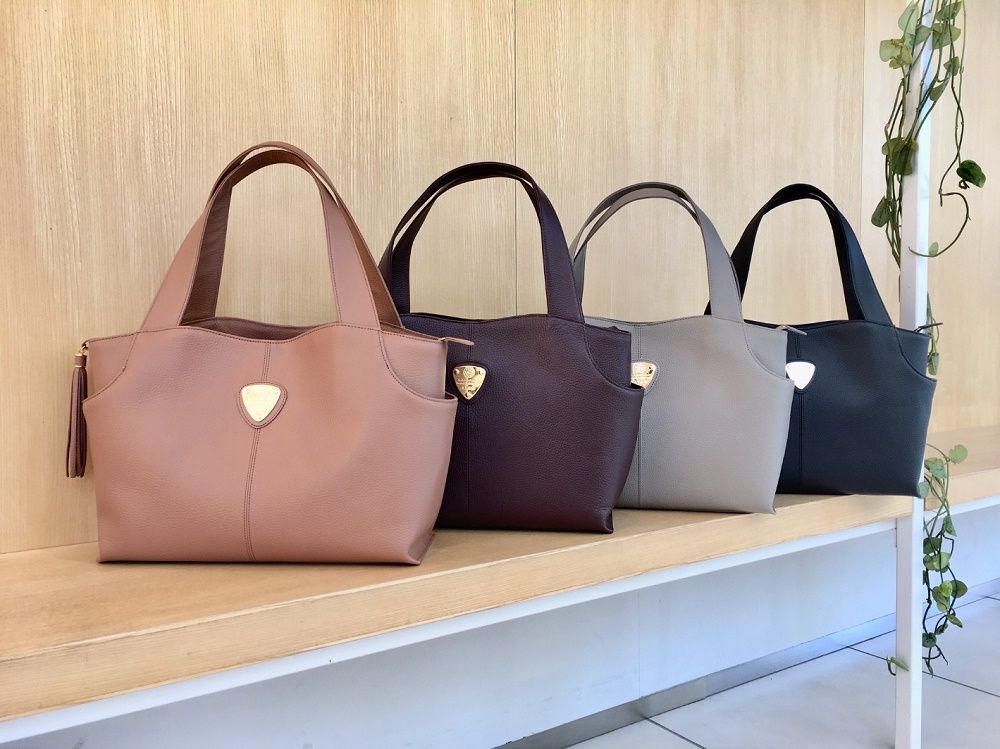 【返品不可】 アタオ バッグ ファンクヴィ アーモンド - ビジネスバッグ